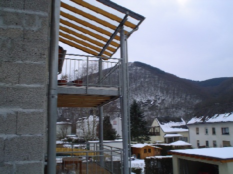 Überdachung eines Stahlbalkons